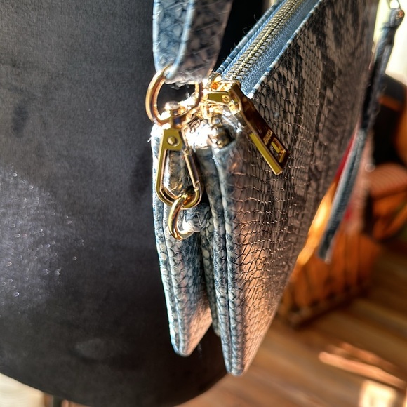 💖New listing! Blue snake skin print crossbody/ wristlet purse. - Picture 4 of 11